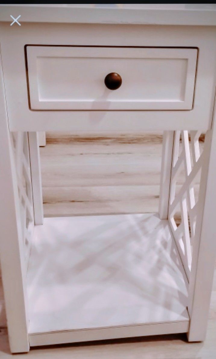 End Table / Night Stand 1 White