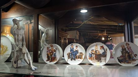 Vintage Collectible Plates **LOCAL PICKUP ONLY**