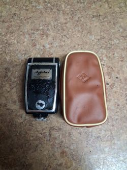 Agfalux German made vintage camera with original Agfa leather case..$8