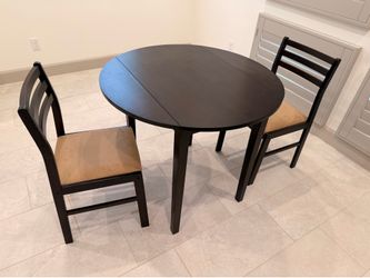Coffee Table with 2 Chairs - Barely used