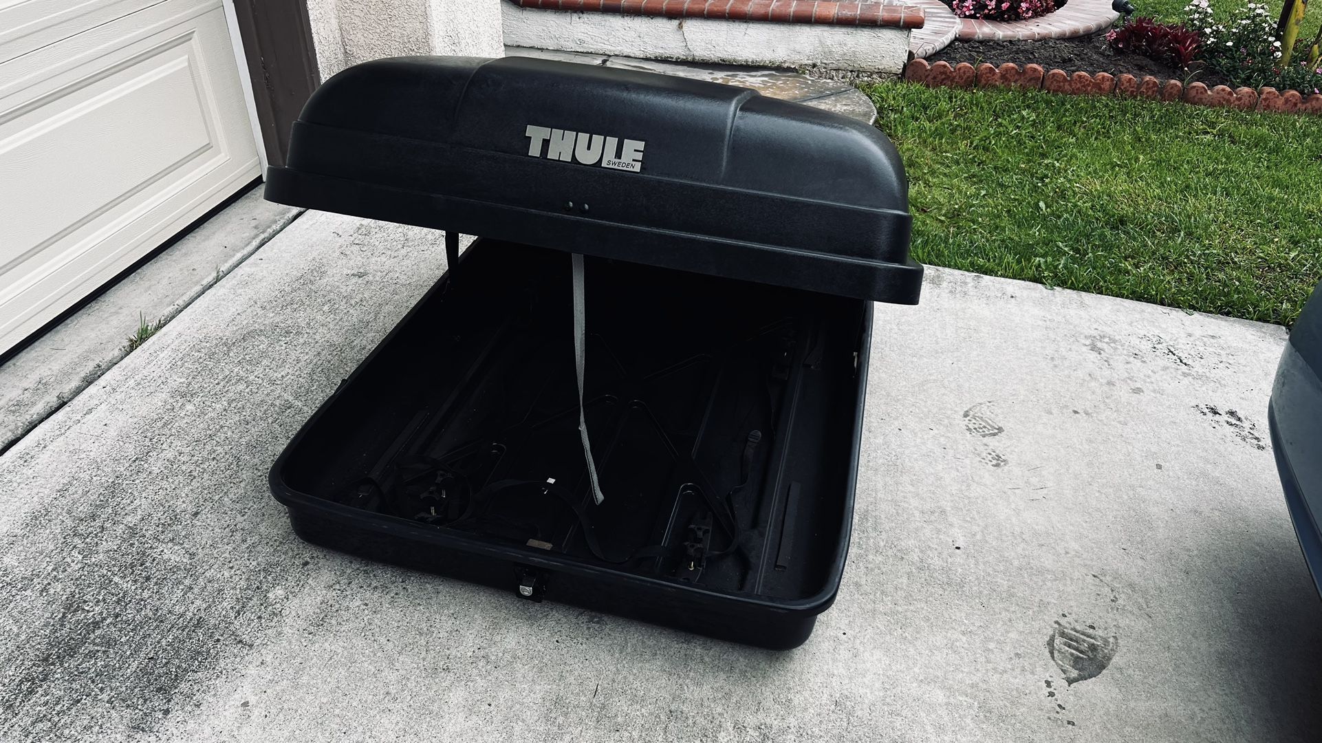 Thule Weekender Cargo Box for Sale in Anaheim, CA OfferUp