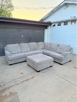 🚚 FREE DELIVERY Light Gray Couch Sofa Sectional w/ Ottoman
