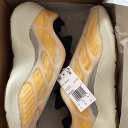 Yeezy 700 V3 Size 10 Mens