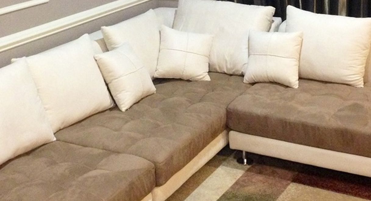 RIGHT SEATED SECTIONAL for sale. All around comfort able sectional. With plenty of room for the entire family.