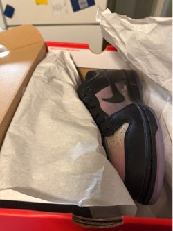 Brand new Nike dunks.. size 10M — 11.5W