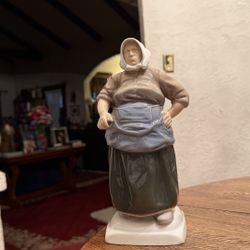 BING & GRONDAHL DENMARK PORCELAIN FIGURINE OF A FISHER WOMAN No. 1702 11” TALL