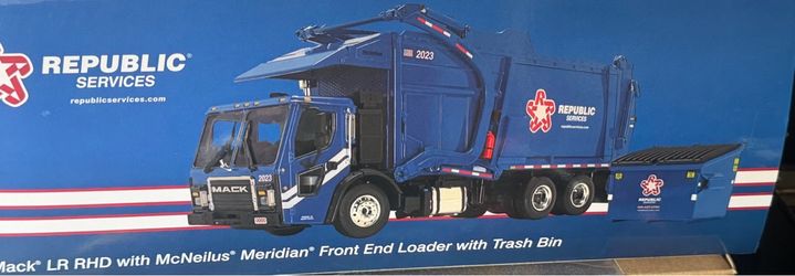 Toy garbage truck