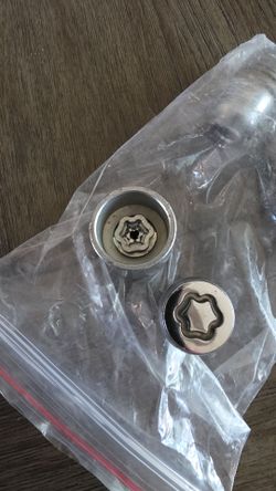 Truck tire wheel locks