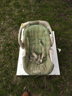 Graco car seat with matching Stroller. Light green color.