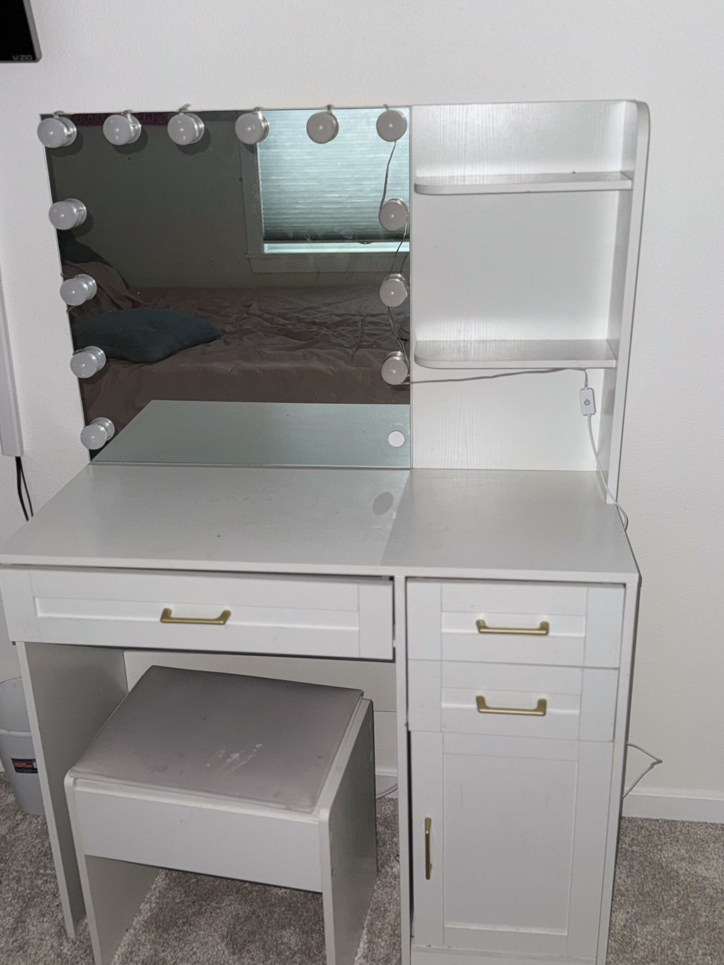 Vanity Table With Mirror