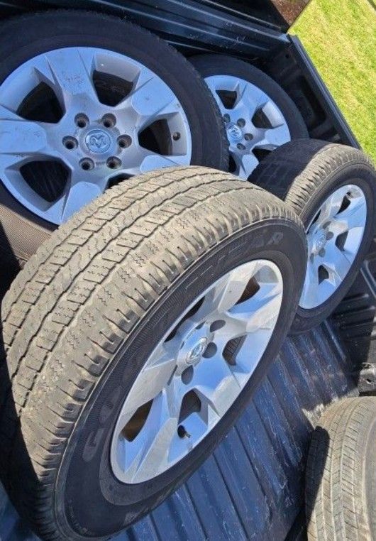 4 Wheels & Tires 2019 Dodge Big Horn 1500 RAM FITS MANY Size: P265/60/R18
great cond 6-lug pattern COMES W/LUGS