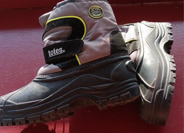 Size 4 Boys, 6 Women Snow Boots