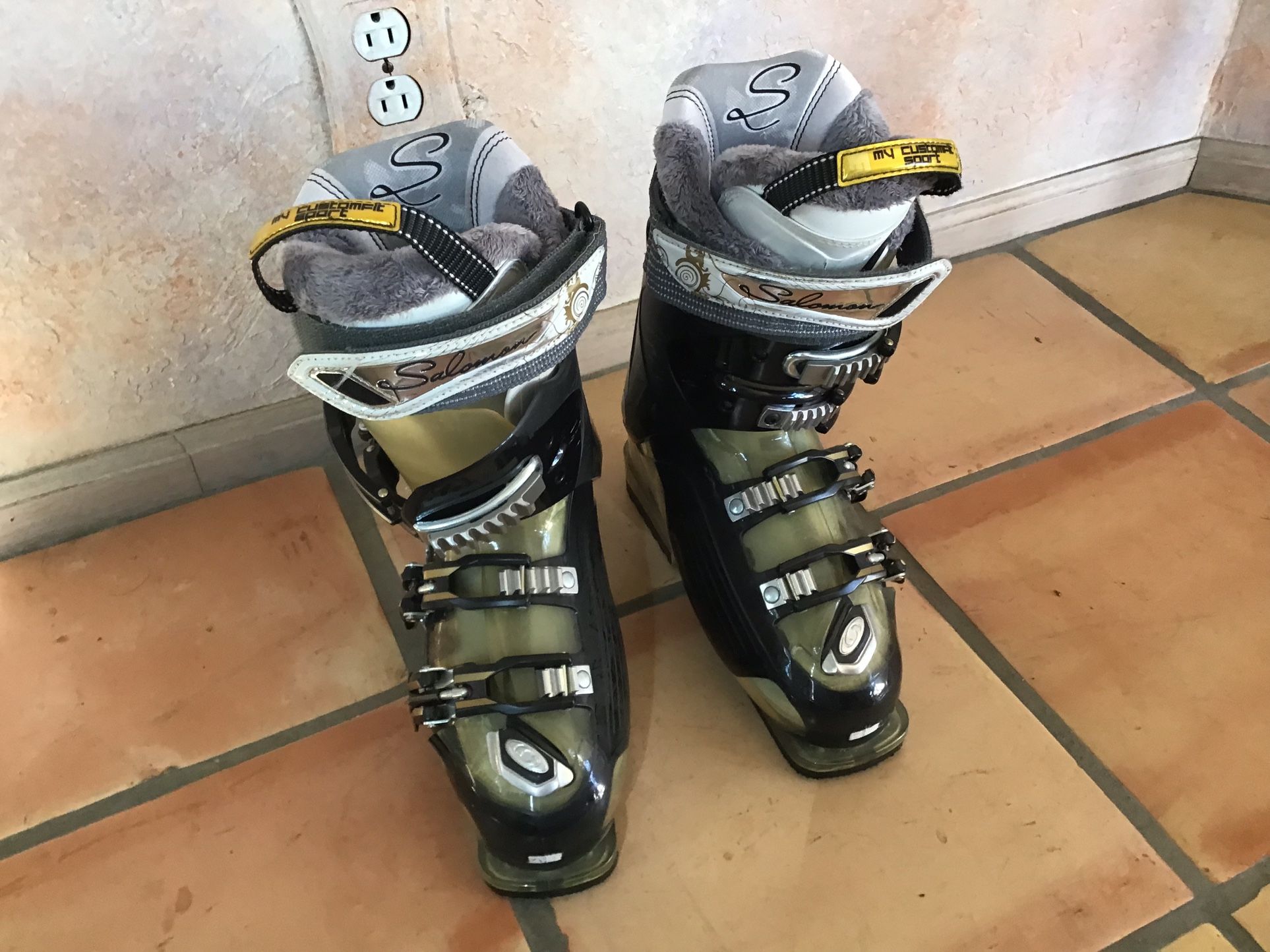 SALOMON SKI BOOTS