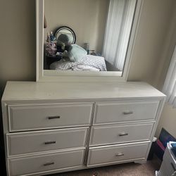 Dresser With Mirror
