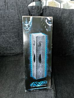 NECA AVP Alien Vs Predator 14 inch Temple Pillar Diorama