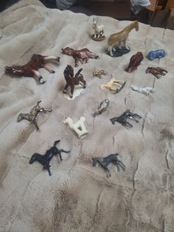 17 Miniature Horse Figurines 25 $
