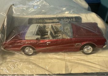 Die cast 1966 Oldsmobile Cutlass 4-4-2