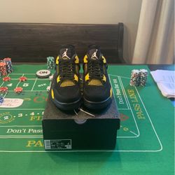 Jordan 4 Retro Thunder Size 9 Men’s 