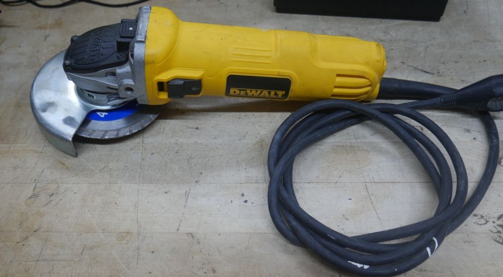 Dewalt Corded Grinder DWE4011 corded pre owned 887138-1