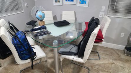 Used but good condition ! 6 seat Dining table set !