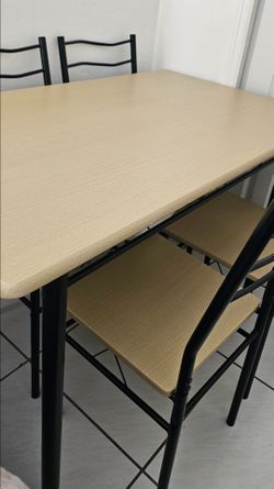 Dining Table and 4 Chairs Set. Pre-owned