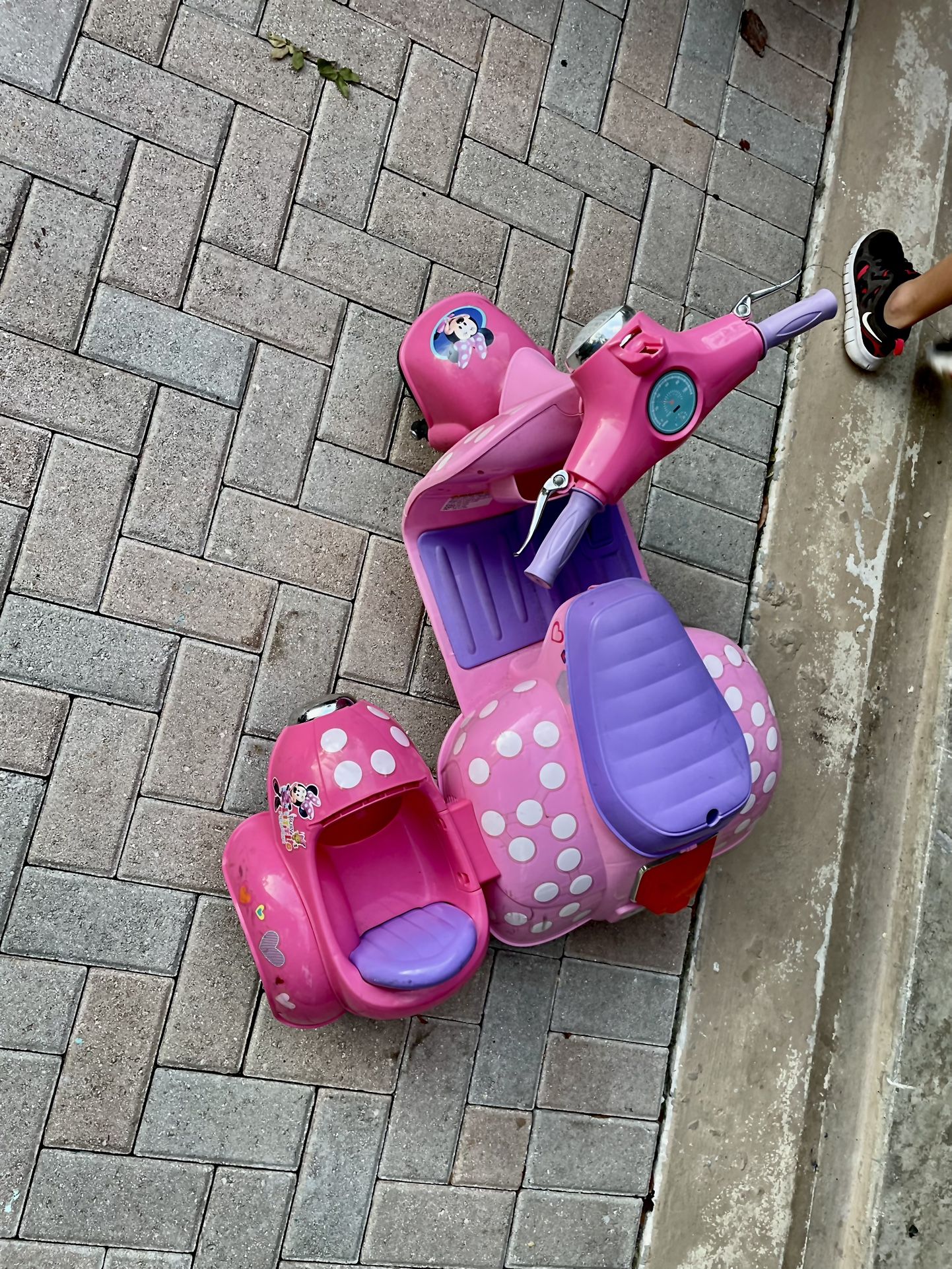 Disney Minnie Mouse Happy Helpers Scooter Sidecar Ride-on Toy Kid Trax