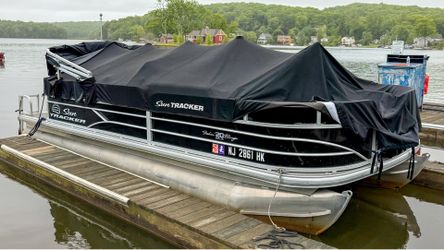 2017 SunTracker Fishin’ Barge 20 Deluxe, 90 HP Mercury