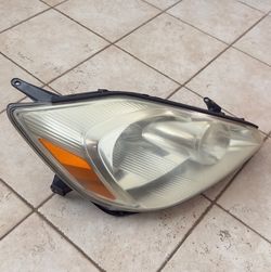 2006 Toyota Sienna RH Passenger Side Headlight Assembly