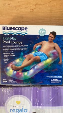 Pool Float Lights Up! Large New in box 10.00