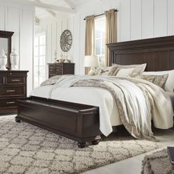Brynhurst Dark Brown Panel Storage Bedroom Set

