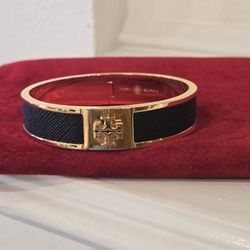 Brand New Black Tory Burch Kira Enamel Medium Hinged Bangle Bracelet with logo 18K-Gold-Plated