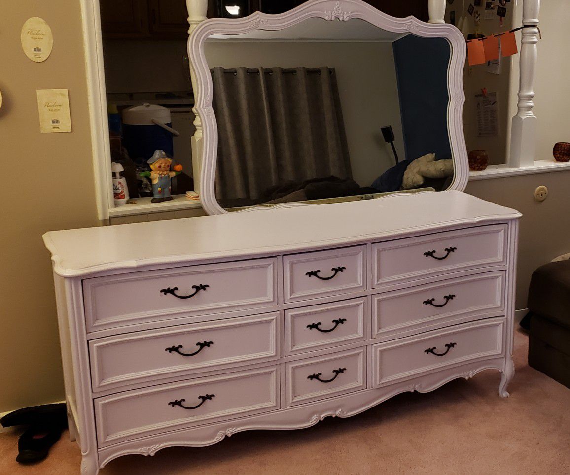 Long dresser with adjustable mirror..solid
