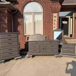 Gorgeous 5-Piece Vintage Bedroom Set 