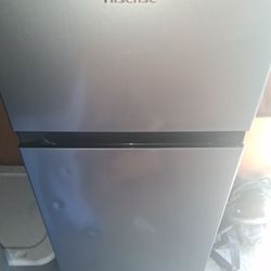 Hisense 16 Cu Ft Double Door Refrigerator/freezer 