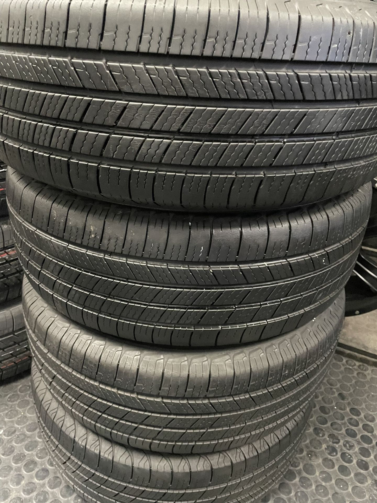 Set Of 4 Matching Tires All Season Michelin Defender Size 215/60R16