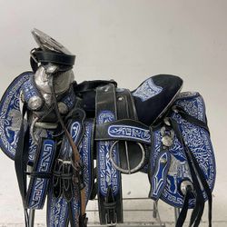 Montura charra súper bordada con Herrage y fuste plateado completo