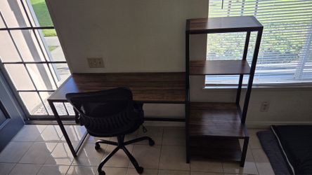 Computer Desk with Bookshelf and Office Chair – Excellent Condition