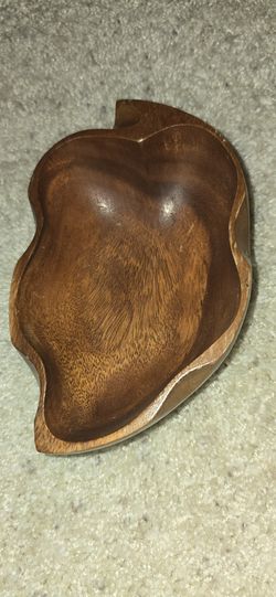 Kona Hawaiian Monkeypod Wood Leaf-Shaped Dish