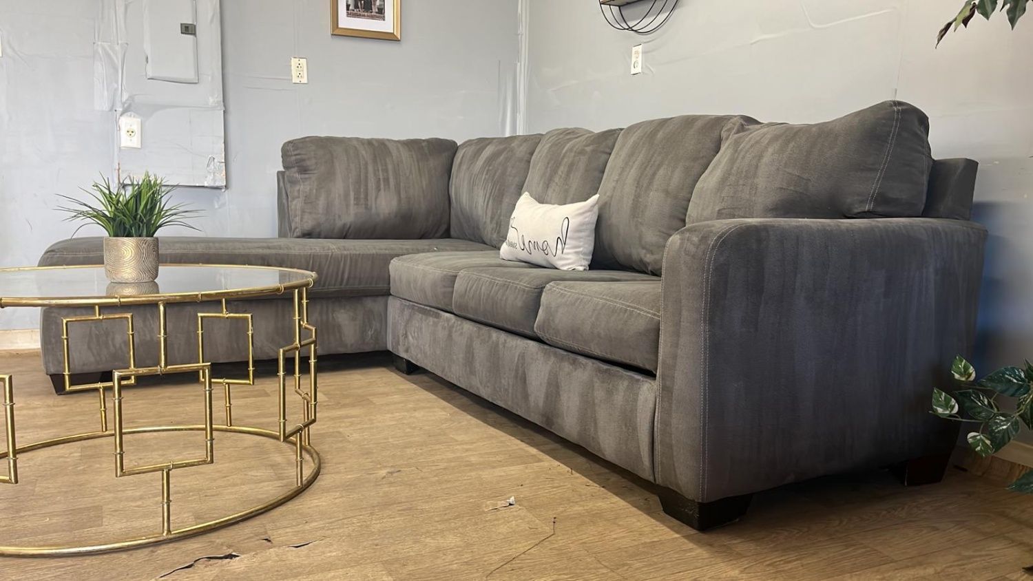 🛋️💥 Ashley Home Stores Sectional 💥 Free Delivery And Financing Available!