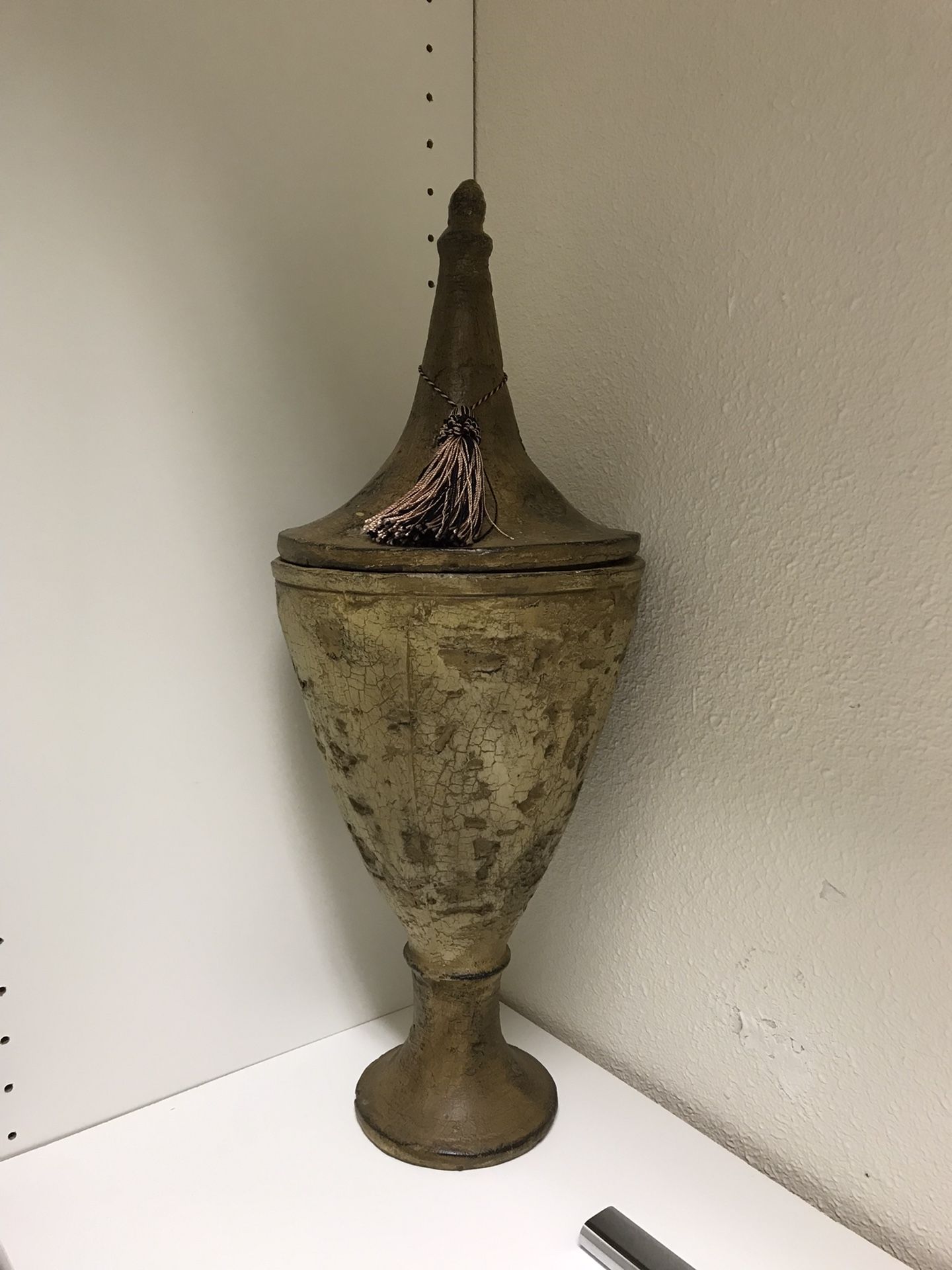 Decorative Pottery With Lid