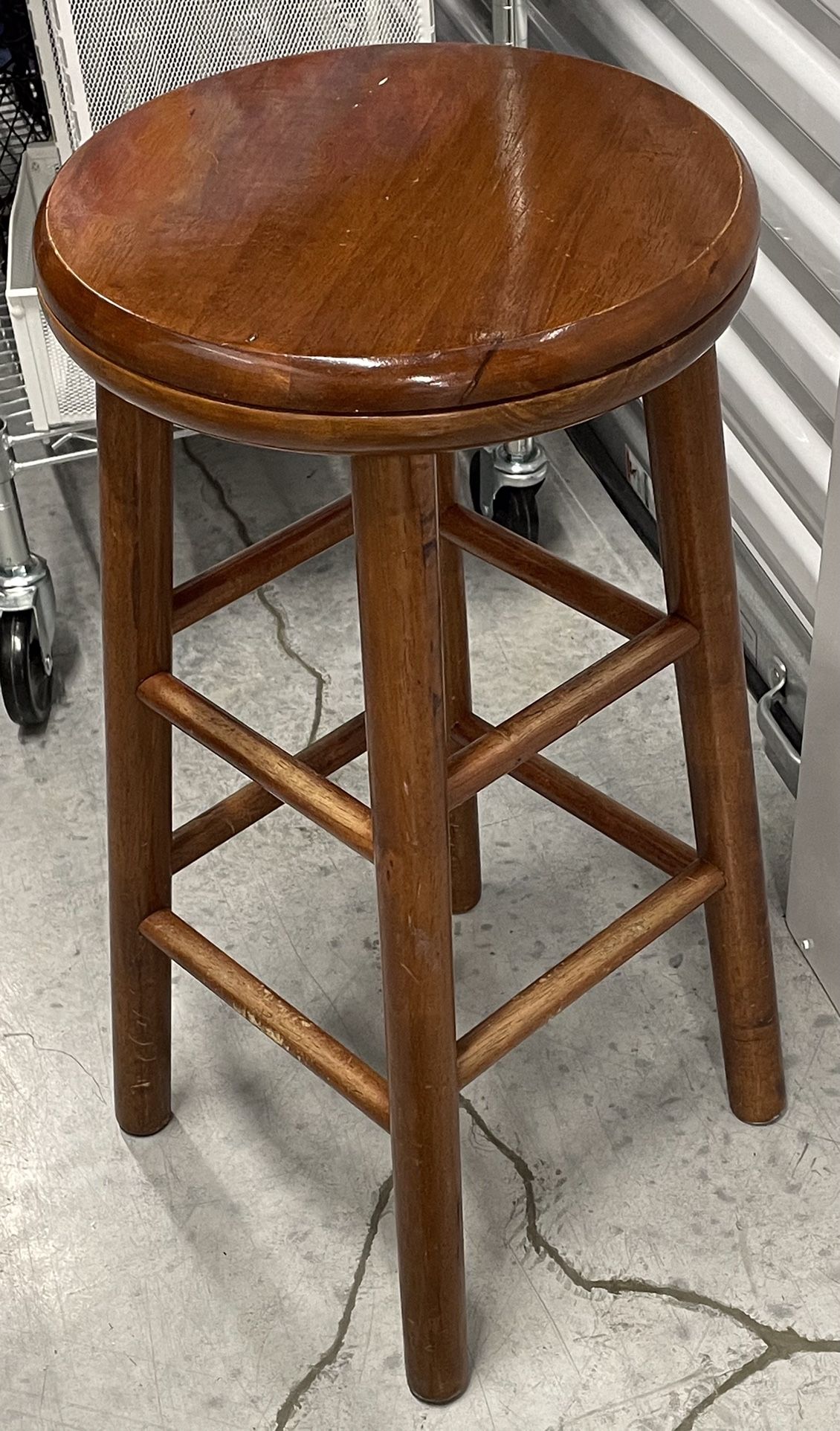 Spinning Wood Round Bar Stool