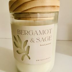 DW. Naturals Hand Poured Candle Sage, Bergamot And Lavander. Fresh And Cool. 13.8oz 392gr. 5.5” tall 11” circumference. Wood and rubber lid to maintai
