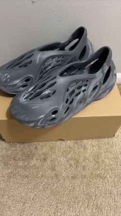 grey yeezy slides, size 10