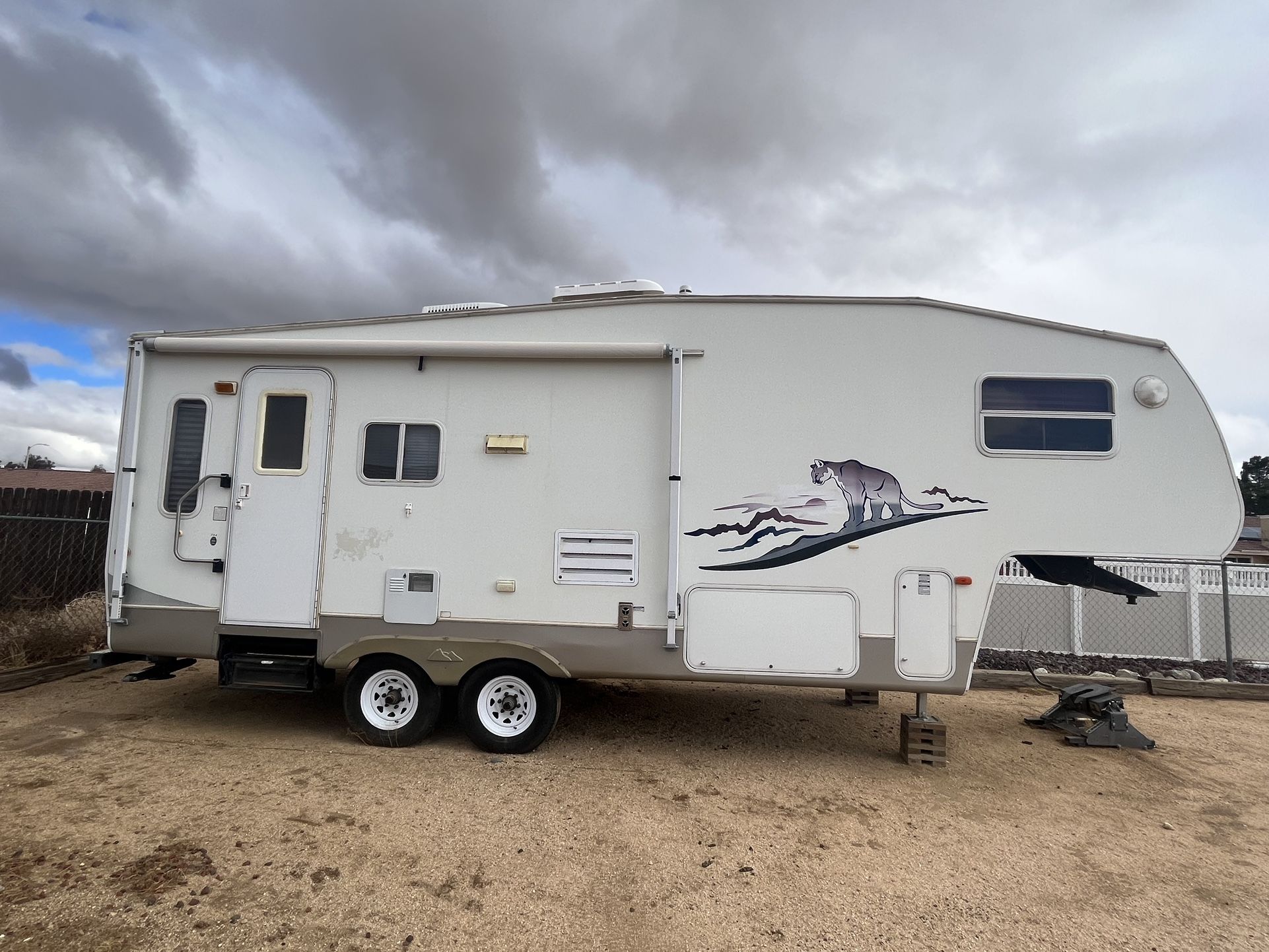 2005 Cougar 24ft. 5th Wheel W/Slide. Lt Weight 1/2 Ton Towable