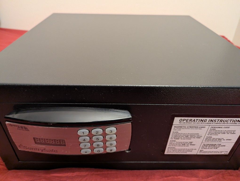 ⭐ Roommates? Guests? Protect Your Valuables – SentrySafe Electronic Safe (Keys + Manual)
