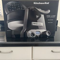 KitchenAid KPWB100OB Pro Line Waffle Baker, Onyx Black
