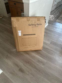 Safety gate open box never used