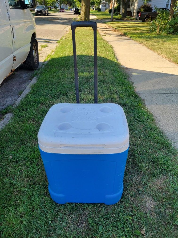 60QT  IGLOO ICE CUBE COOLER 