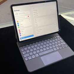 iPad Pro 11 Inch W Keyboard 