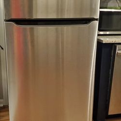 Refrigerator For Sale! (BRAND NEW)